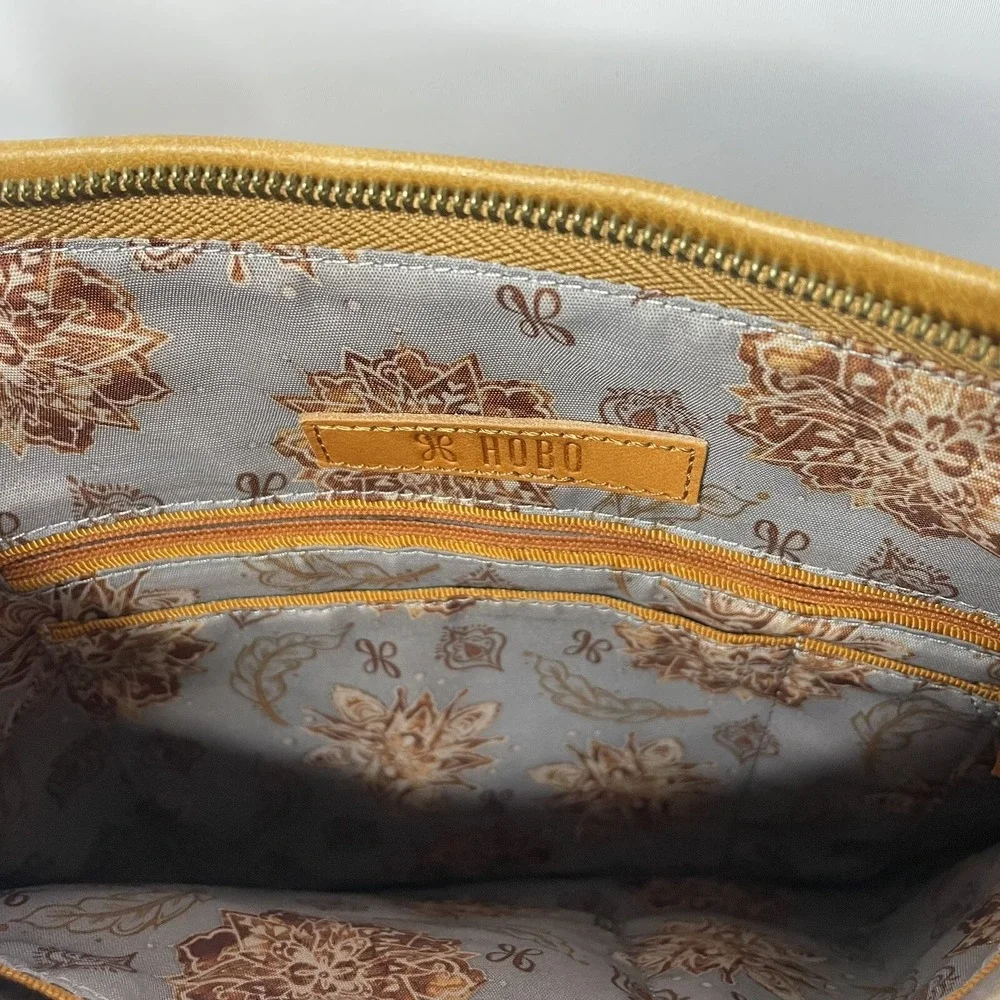 Hobo Leather Crossbody Bag Purse Handbag Honey Caramel Color Zip Pockets